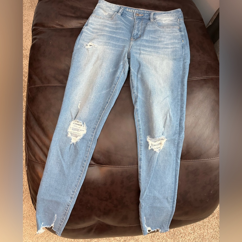 American Eagle Women’s Distressed Skinny Jean in Light Wash - 8L